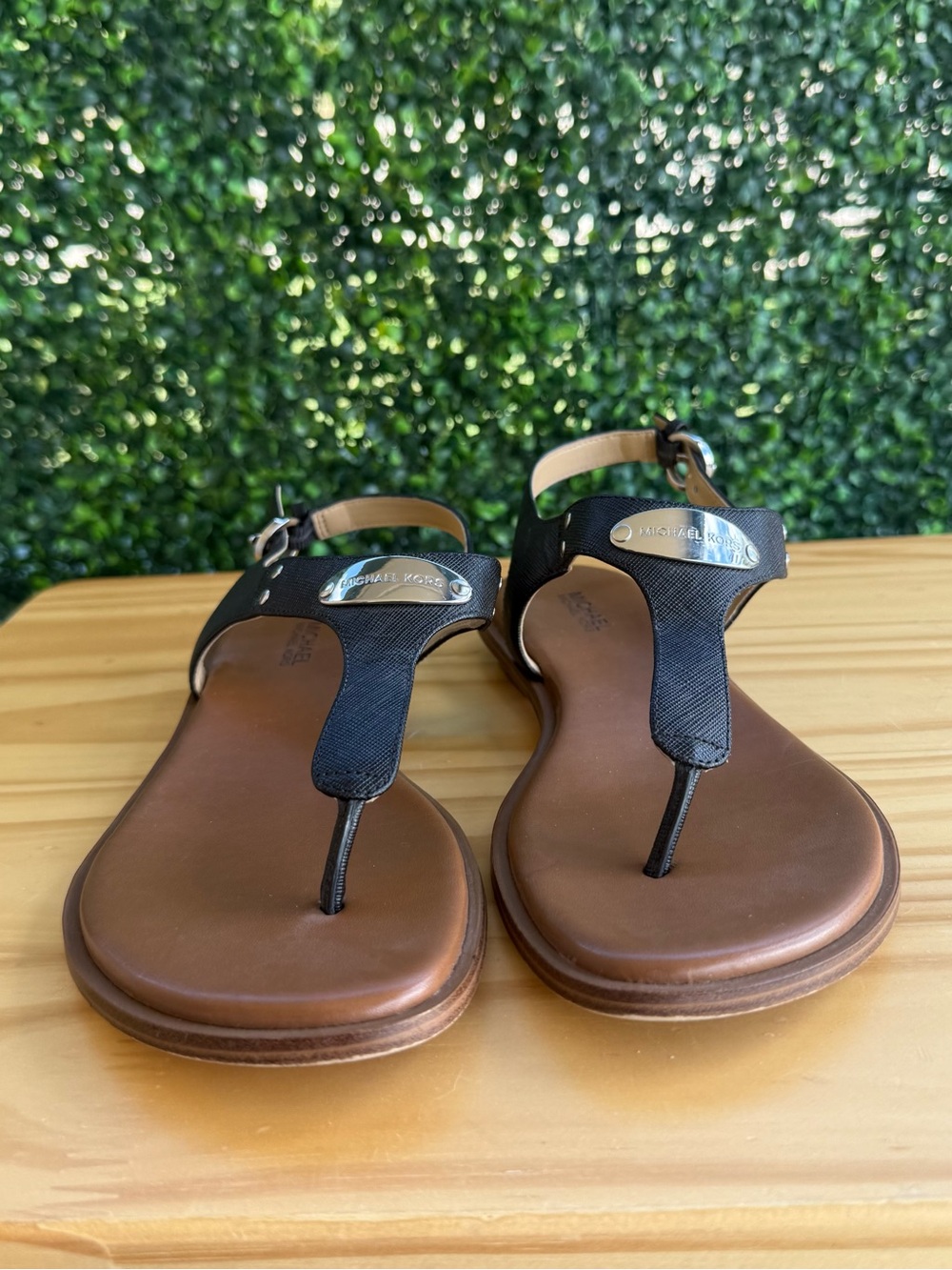 Michael Kors MK Plate Black Leather T-Strap Thong Sandals Women’s Size 7M